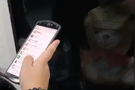 地铁3秒猜出路人手机品牌型号，没想到还有人用美图诺基亚视频封面