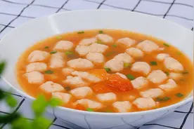 2个番茄，一盘虾仁，这是番茄虾滑汤的做法，酸爽开胃，太好喝了