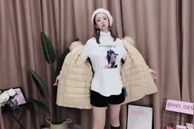 卡通俏皮打底，搭配网红款鹅黄色大毛领羽绒服，冬季女生必备哦视频封面