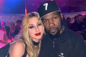 这该死的气质！杜兰特现身雅典夜店，怀抱红唇金发女郎视频封面