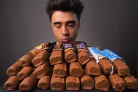 国外小哥 ASMR 深夜吃吃吃 狂炫士力架视频封面