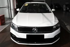 手握12万，大众朗逸和现代伊兰特哪个好？对比后就知道差距视频封面