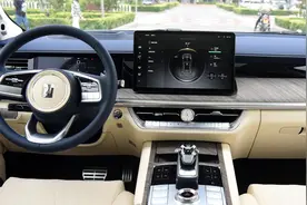 同样是高端SUV，坦克400和坦克500有什么差别？停在一起差距很大