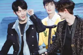 女粉丝当面表白肖战，谁注意一旁王一博的表情？网友：太酸了视频封面