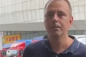 大爷还是你大爷！郑州一大爷街头怒怼西方媒体：你报道要真实！视频封面