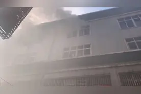 突发！郑州百年德化步行街一商场4楼仓库着火，浓烟窜出！视频封面