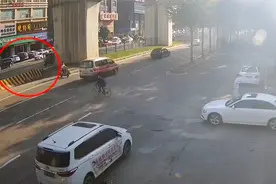 东莞一辆三轮车“塞”8名乘客，拐了个弯被撞直直倒下视频封面