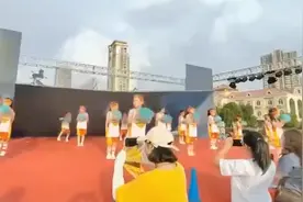 江西南昌舞台背景屏倒塌瞬间曝光 9名被砸伤幼儿伤情公布视频封面