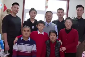 杨根思连官兵春节看望杨树朋烈士父母