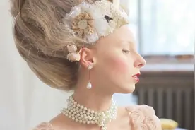 服饰文化：18世纪欧洲女性“冲天”发型，一种奢靡的贵族潮流……