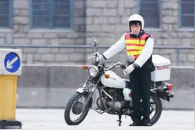 逃学威龙：星爷被调到交通组当交警，每天上班无精打采，这段太逗