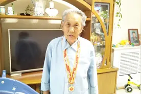 共和国没有忘记您！刚发给老兵的70周年纪念章视频封面