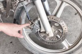 摩托车碟刹抱死维修技巧，修车师傅教你怎么维修，非常简单