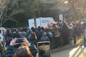 熊猫“香香”启程回国：日本民众凌晨3点排队 依依不舍挥泪告别视频封面