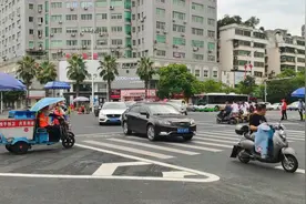 衡阳司机朋友注意！高新区解放大道与长湖街交汇处交通标线有变化视频封面