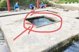 贵州发现一口水井中心有个泉眼不停的冒水，小伙看了半天都不明白视频封面