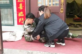 美女好心帮助流浪汉并带回家，五年后流浪汉来报恩，开门后站住了视频封面