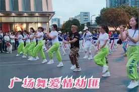 成都万达，网红东哥舞队跳得太好看，数百观众喜欢看这样的广场舞视频封面