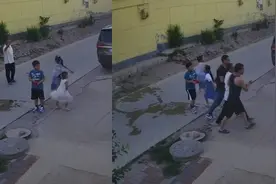 大爷吃完饭出门溜达，路过邻居家门口，结过被两小伙架进屋喝一顿视频封面