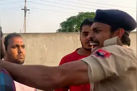 印度警察装修工地执法，棍棒相加拳脚并用，装修老板直呼真疼！视频封面