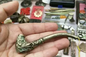 古玩摊看到一个铜质的烟斗，一个挂式熏香楼，哪个是老件视频封面