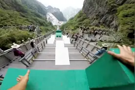 天门山天梯999级台阶跑酷速降第一视角视频，看着膝盖就疼视频封面