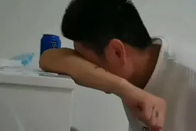 妻子怀孕丈夫患妊娠伴随综合征孕吐，妻子：心疼又想笑