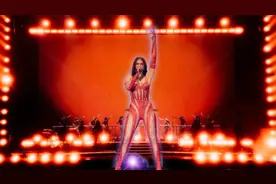 曲线尽显的闪钻镂空透视连体服，Dualipa好身材可以为所欲为！视频封面