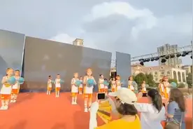 南昌多所幼儿园汇演彩排背景电子屏倒塌，9名幼儿被砸伤视频封面