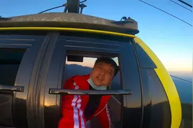 梵净山索道突然加速冲下山，小伙一个人在吊箱里吓得大喊大叫