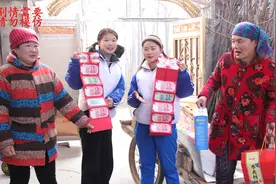 妈妈带小花去姥姥家走亲戚，姥姥给小花创意串串红包，太好看了