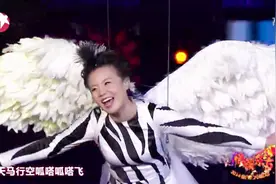 神曲女王龚琳娜一家演唱《天马行空》，歌曲旋律听一遍就会视频封面