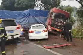 突发！四川成都一货车高速侧翻，致5车追尾，多个收费站入口关闭视频封面