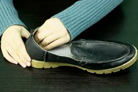 走路时鞋垫老是往后跑，学会这方法，鞋垫不会跑出来，关键不花钱