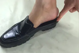 鞋子前面挤脚，咋整？鞋店老板教我这个窍门，鞋子立马变合脚视频封面
