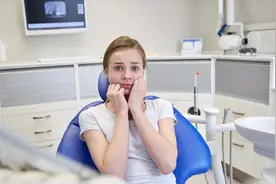 牙齿上的黑线是什么？为什么刷牙刷不掉？牙医：别大意，尽早治疗