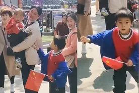 男孩认错妈妈拽了一路，被爸爸呼喊抬头一看瞬间脸都吓白了视频封面