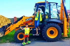 儿童益智玩具：关于男孩玩挖掘机的有趣故事，你想来体验一下吗？视频封面