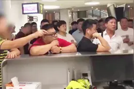 航班延误男子多次要求工作人员下跪称“这才诚意” 航空公司回应