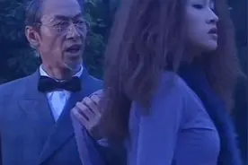 老头教女人法术，女人学不会要走，老头将她拽住视频封面