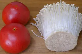 2个西红柿，1把金针菇，是我招待客人必做拿手菜，做1大盘不够吃