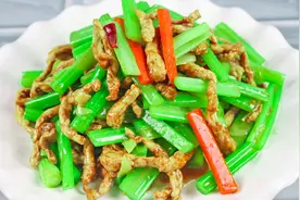 大厨分享芹菜炒肉家常做法，芹菜爽口，肉丝入味，诀窍都在这里
