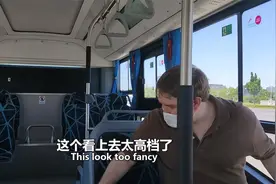 老外第一次在郑州坐无人驾驶公交，说：太高档了，我要坐到终点