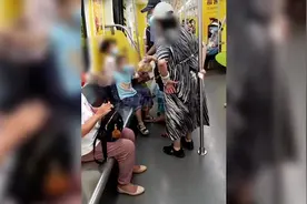 熊孩子地铁内玩耍打碎乘客鸡蛋 家长只愿赔偿一半视频封面