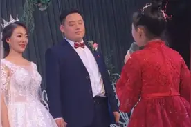 小女孩在姐姐婚礼上唱《给你们》，不光唱哭姐姐，还感动所有人！视频封面