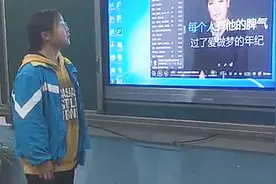 中学生唱《没那么简单》火了，几百元的设备，唱出了演唱会的感觉