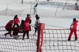 山东烟台一滑雪场工作人员群殴游客?警方:不是游客 工作引发冲突视频封面