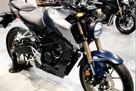 本田新款街车125，造型复古，油耗2.2，前后碟刹配ABS，代步神器视频封面