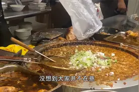 看着很脏的猪脚饭，三十块一份排队买，十年老汤味道浓视频封面