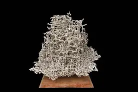 将融化的铁倒入蚂蚁洞穴，成品颇有艺术气息，结果不可思议视频封面